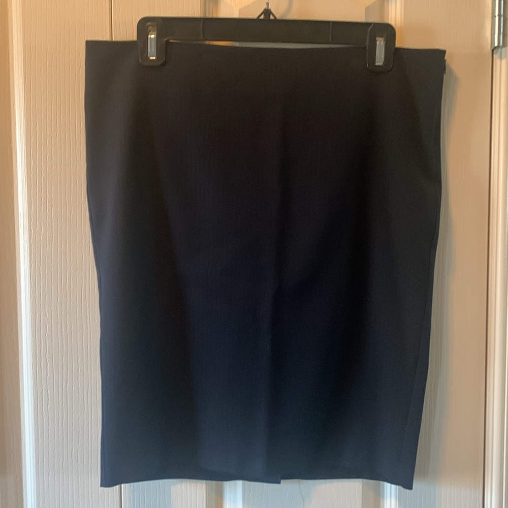 🎁FREE W/Purchase✨SISLEY Black Pin Stripe midi skirt